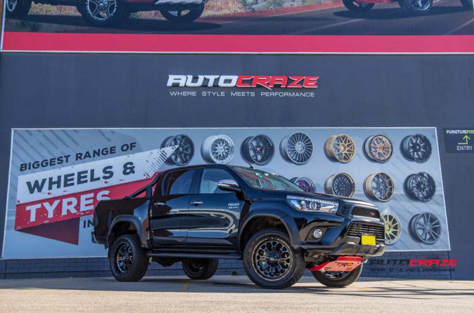 17Toyota-Hilux-Fuel-Crush-alloy-Wheels-Toyo-Open-Country-Tyres-Front-Close-Shot-Gallery-Janurary-2018_large
