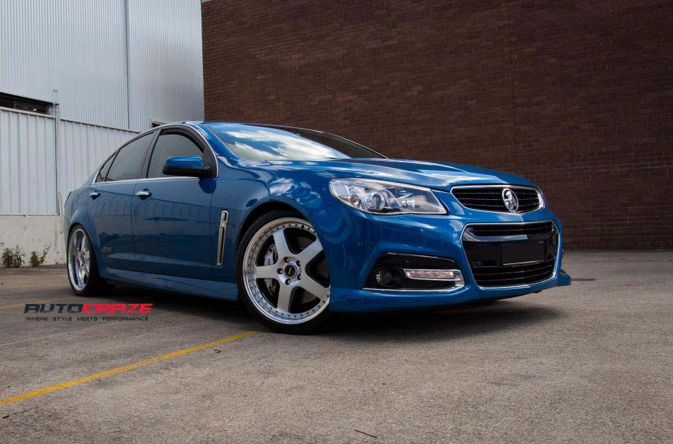 Holden-Commodore-Simmons-FR-1-Silver-alloy-wheel-Kumho-tyre-front-wide-angle-shot-february-2018