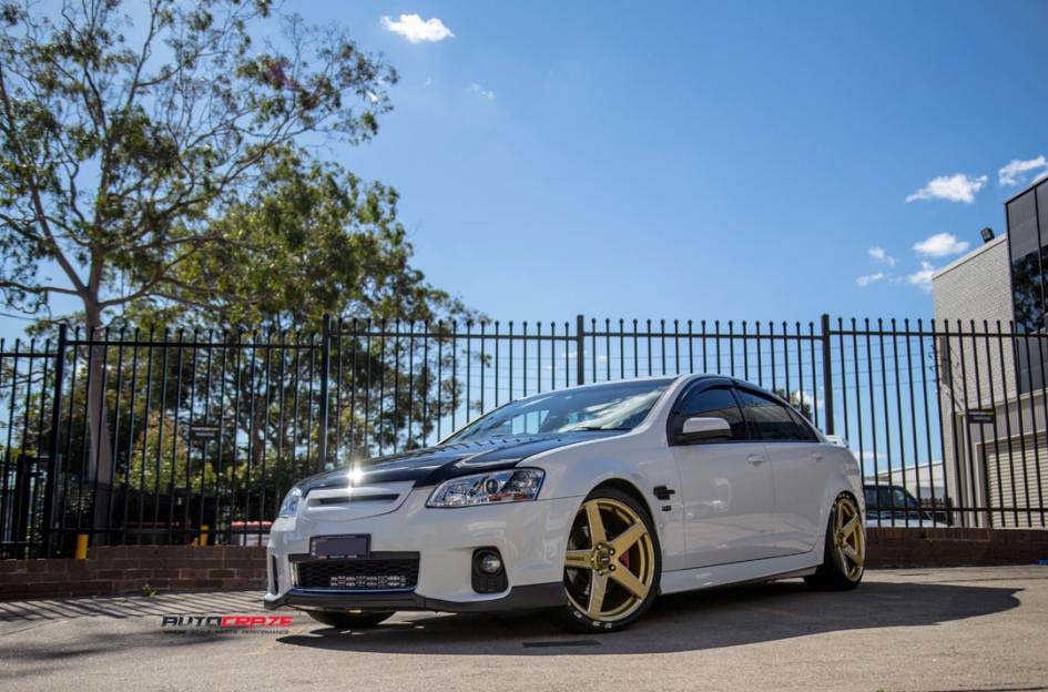 Holden-Commodore-Simmons-FRCS-Gold-alloy-wheel-Achilles-tyre-front-wide-angle-shot-february-2018