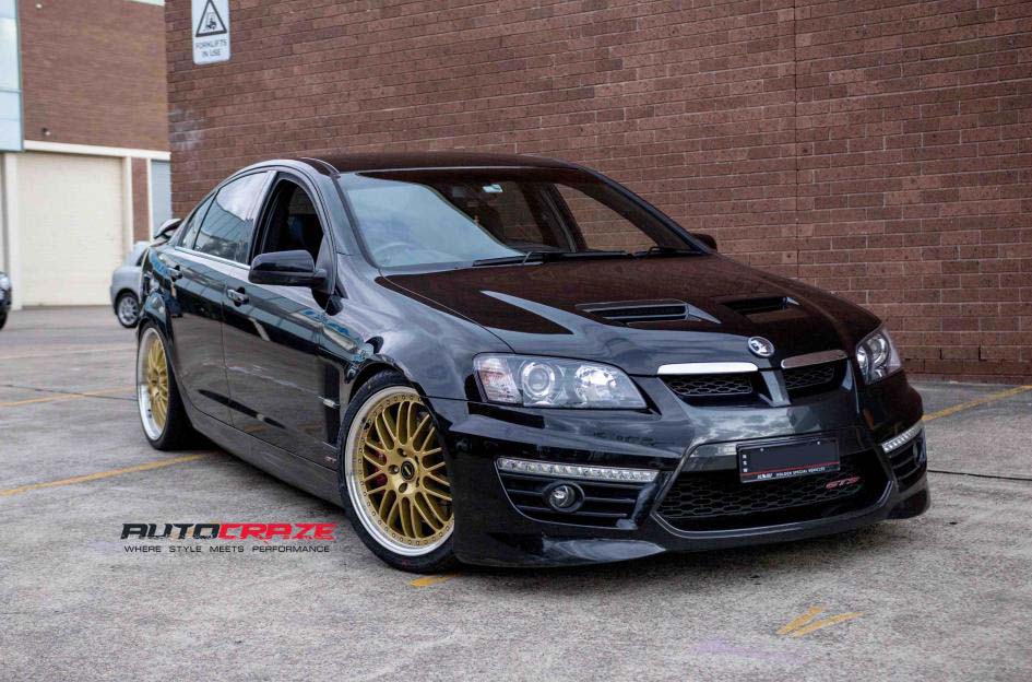 Holden-Commodore-Simmons-OM-Gold-alloy-wheel-Achilles-tyre-front-wide-angle-shot-february-2018