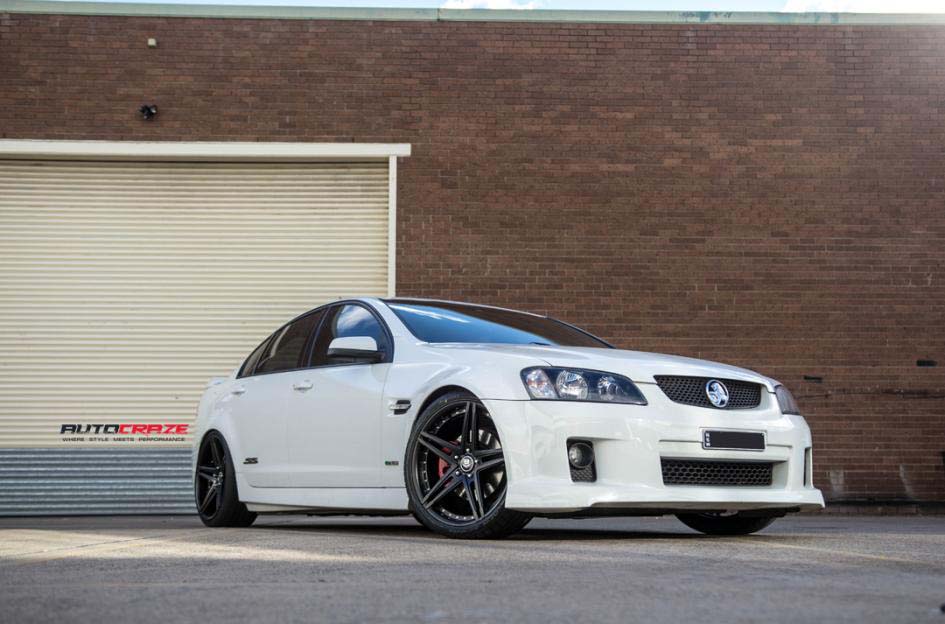 Holden-Commodore-V8-Dictator-alloy-wheel-Achilles-tyre-front-wide-angle-shot-february-2018