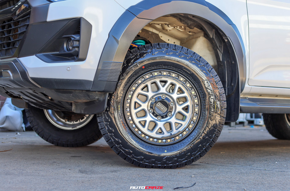 ISUZU D-MAX KMC GRS MACHINED W/ SATIN BLACK LIP