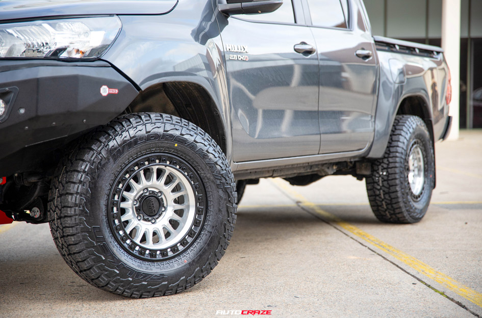 TOYOTA HILUX KMC IMS KM552 MACHINED W/ BLACK LIP