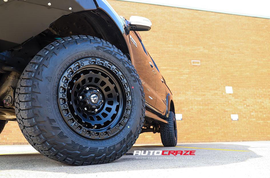 TOYOTA HILUX N70 4WD ZEPHYR MATTE BLACK