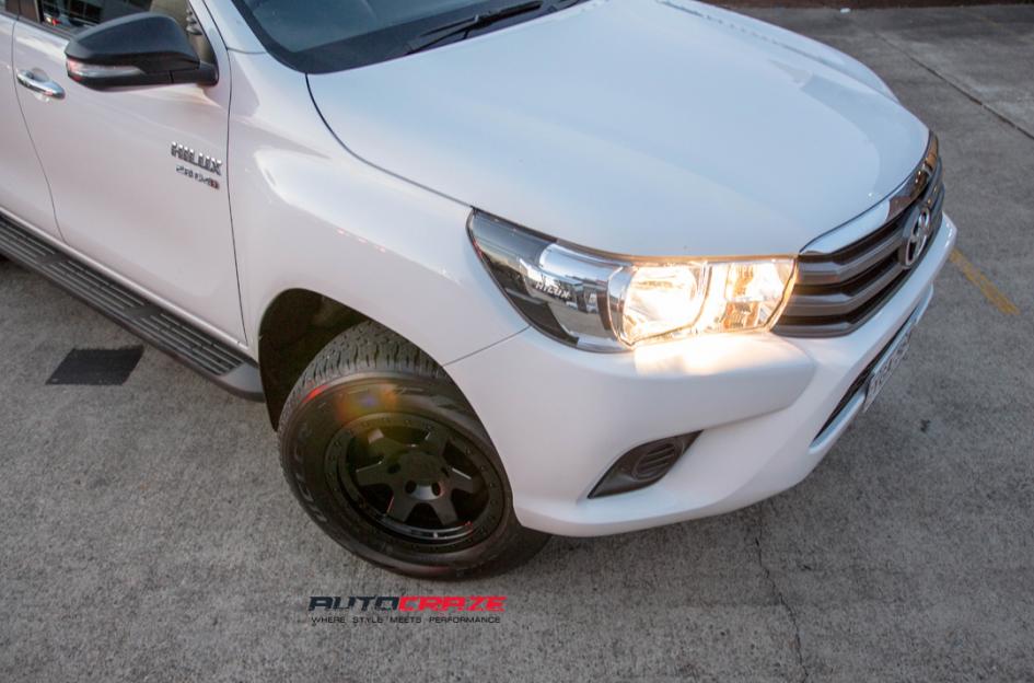 TOYOTA-HILUX-4WD-SIX-MATTE-BLACK-FACE-WITH-GLOSS-BLACK-WINDOWS
