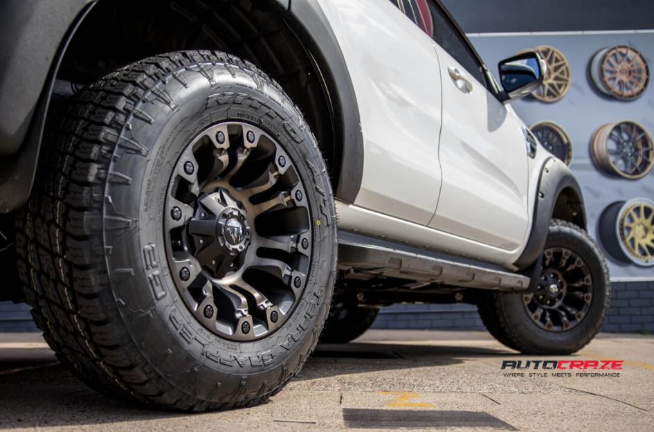 FORD EVEREST VAPOR BLACK MACHINED WITH DARK TINT