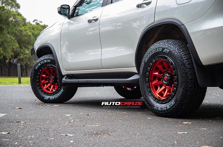 TOYOTA FORTUNER COVERT CANDY RED BLACK LIP