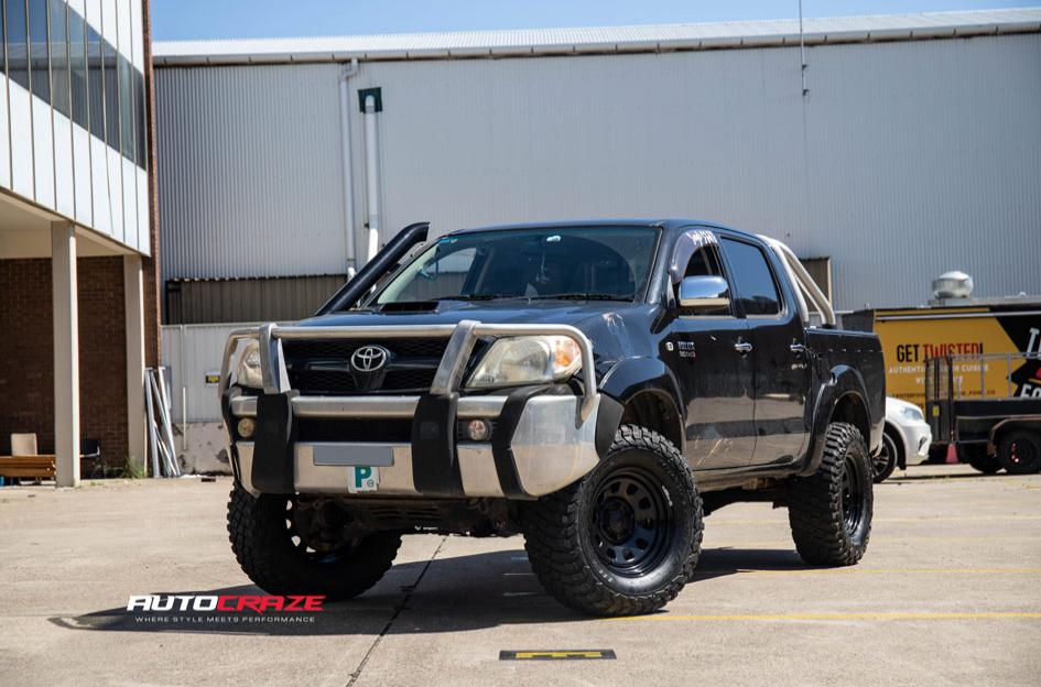 TOYOTA HILUX N70 4WD D HOLE BLACK