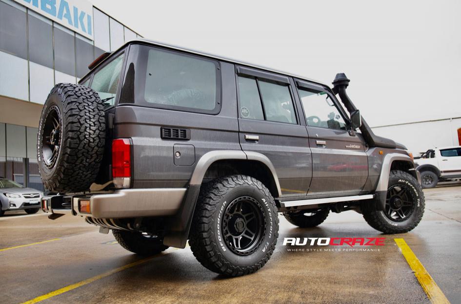 TOYOTA LANDCRUISER KONG SATIN BLACK
