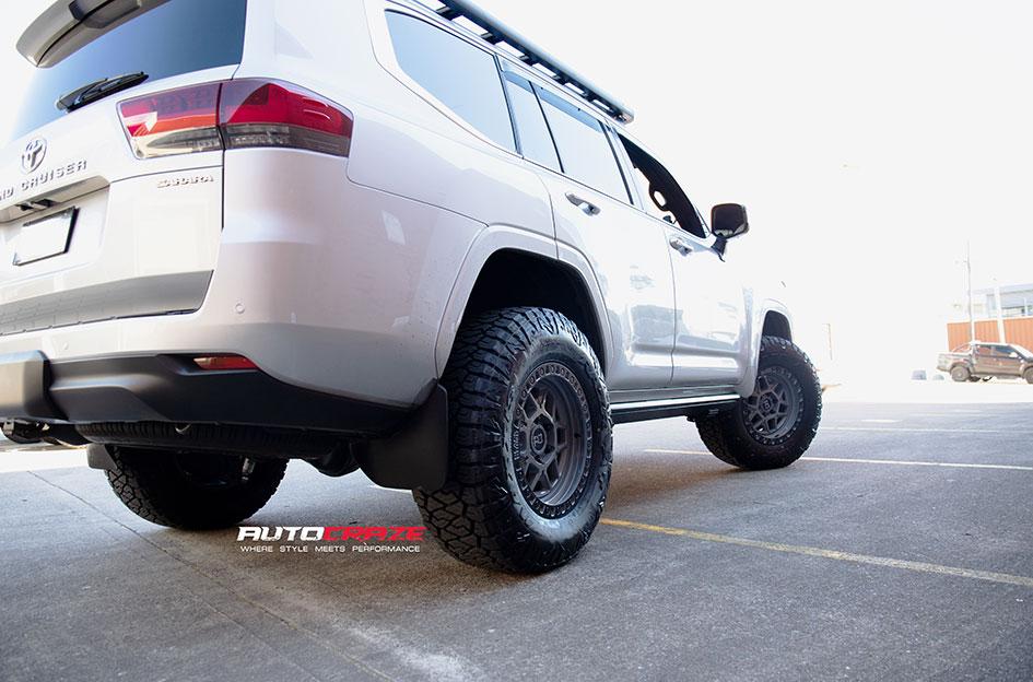 TOYOTA 300 SERIES LANDCRUISER KELSO BATTLESHIP GREY W BLACK LIP EDGE BLACK BOLTS