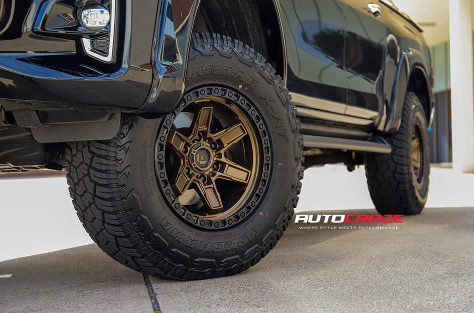 TOYOTA HILUX 4WD KICKER BRONZE CENTER BLACK LIP