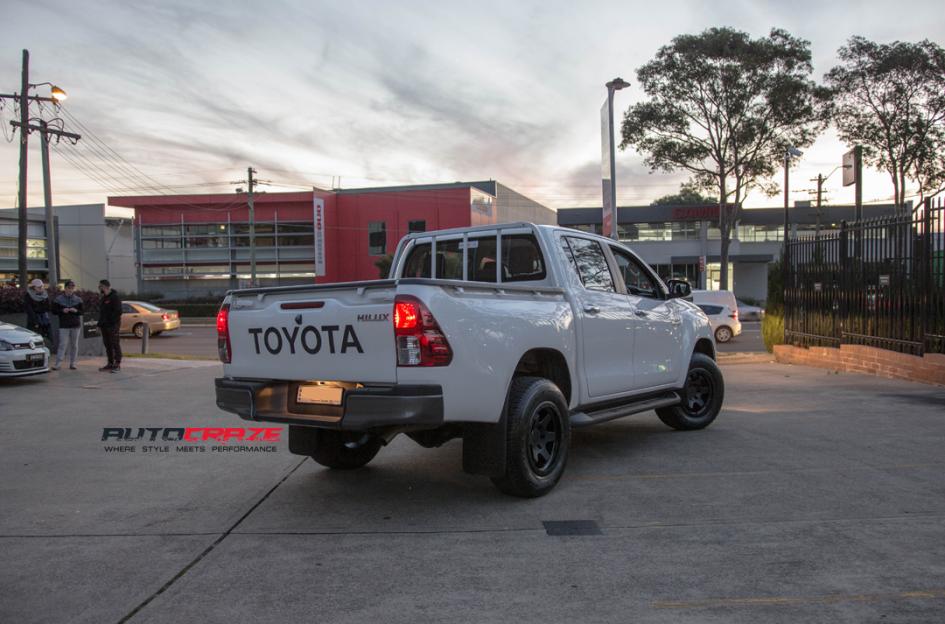 TOYOTA-HILUX-4WD-SIX-MATTE-BLACK-FACE-WITH-GLOSS-BLACK-WINDOWS