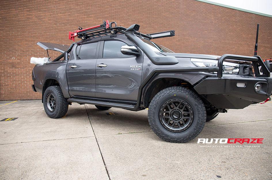 TOYOTA HILUX 4WD BULLY XD MATTE GREY BLACK RING