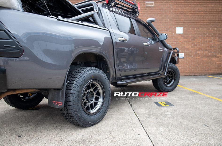 TOYOTA HILUX 4WD BULLY XD MATTE GREY BLACK RING