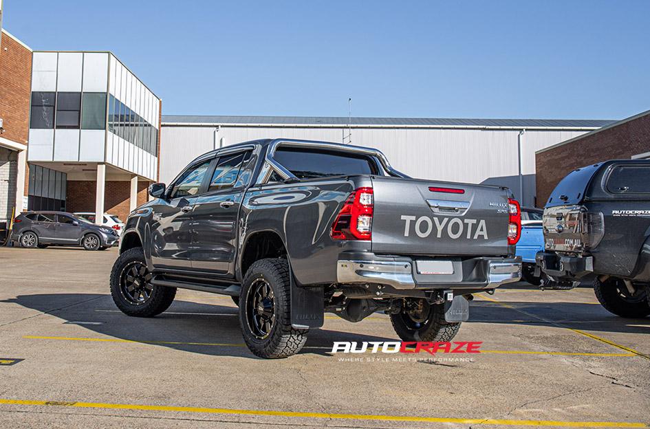 TOYOTA HILUX 4WD MO962 GLOSS BLACK MILLED ACCENTS