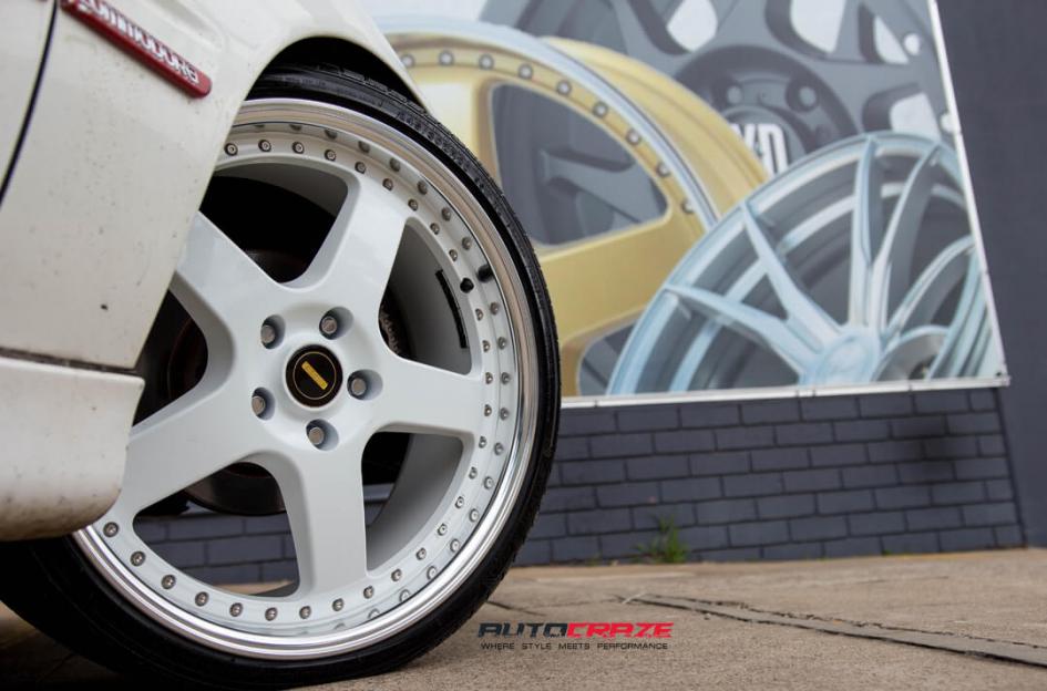 HOLDEN-COMMODORE-FR-WHITE-POLISH-LIP