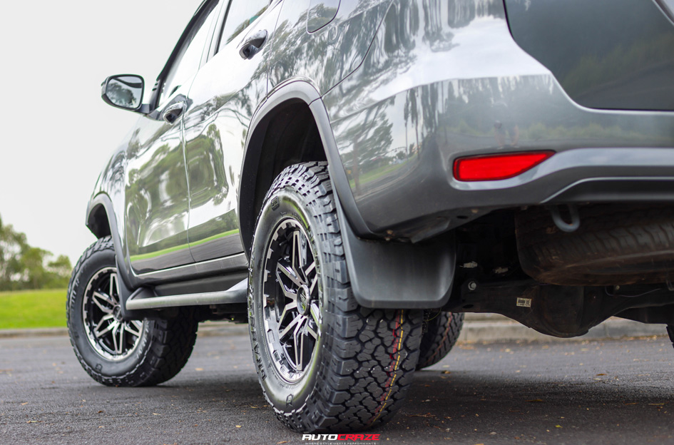 TOYOTA FORTUNER NOMAD N232 GLOSS BLACK DARK TINT