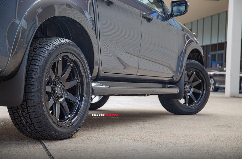 ISUZU DMAX OCEANO GLOSS BLACK