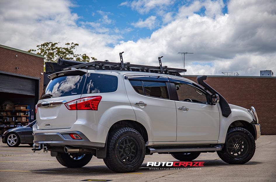 ISUZU MU X KM544 MESA SATIN BLACK GLOSS BLACK LIP