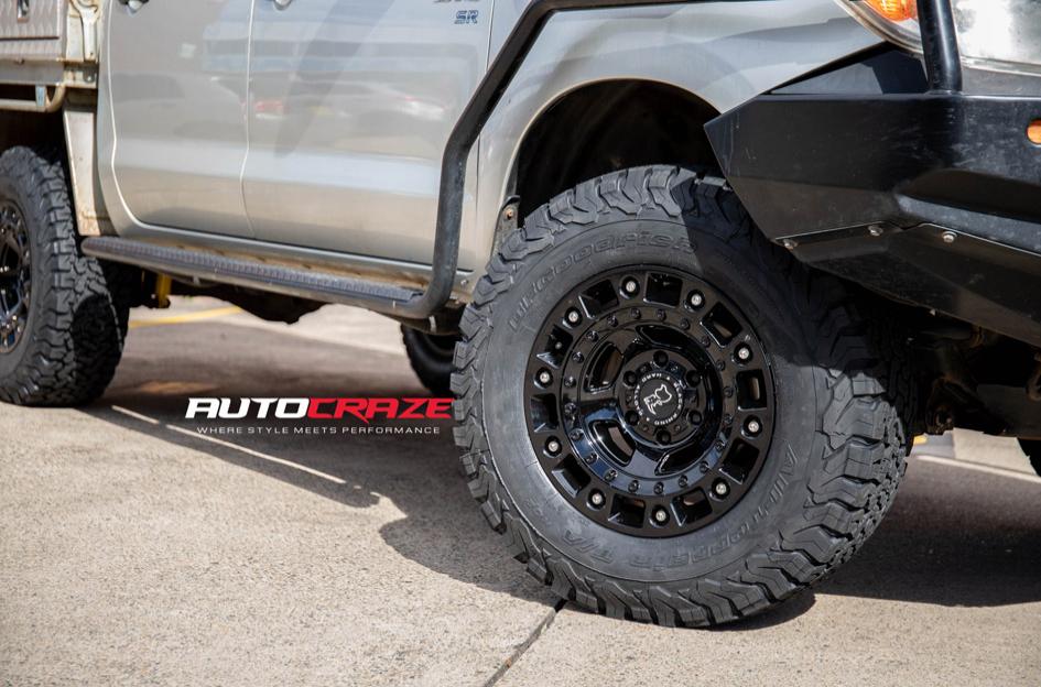 TOYOTA HILUX 4WD CINCO GLOSS BLACK W STAINLESS BOLTS