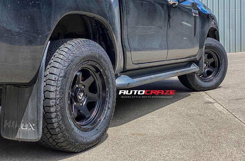 TOYOTA HILUX N80 4WD SHOK MATTE BLACK