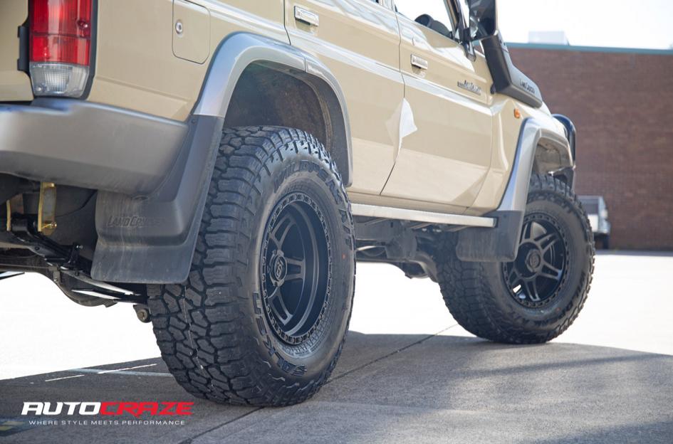 TOYOTA LANDCRUISER KONG SATIN BLACK
