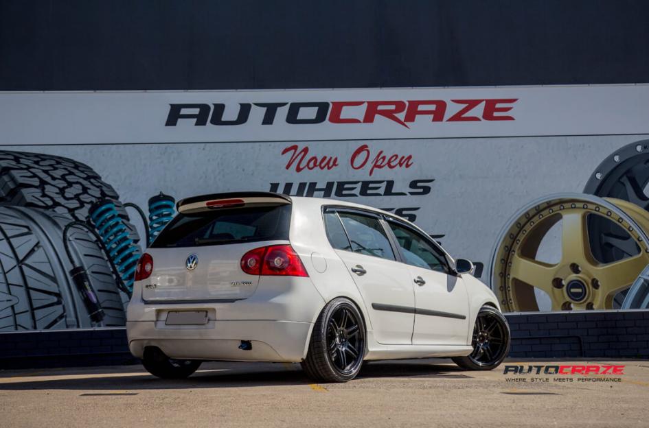 VOLKSWAGEN GOLF SF01 SATIN BLACK