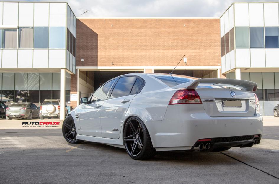 HOLDEN-COMMODORE-DICTATOR-MATTE-BLACK