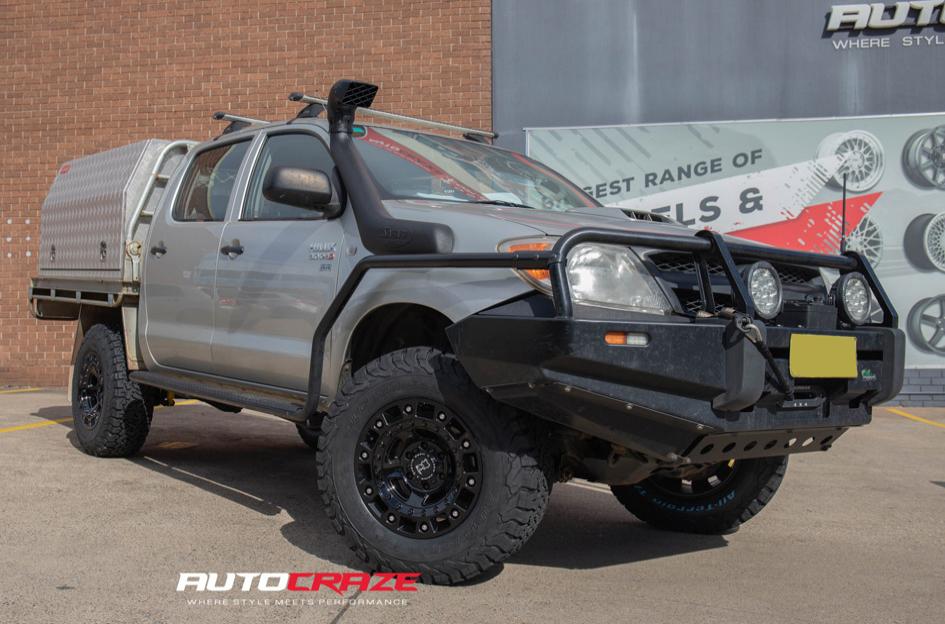 TOYOTA HILUX 4WD CINCO GLOSS BLACK W STAINLESS BOLTS