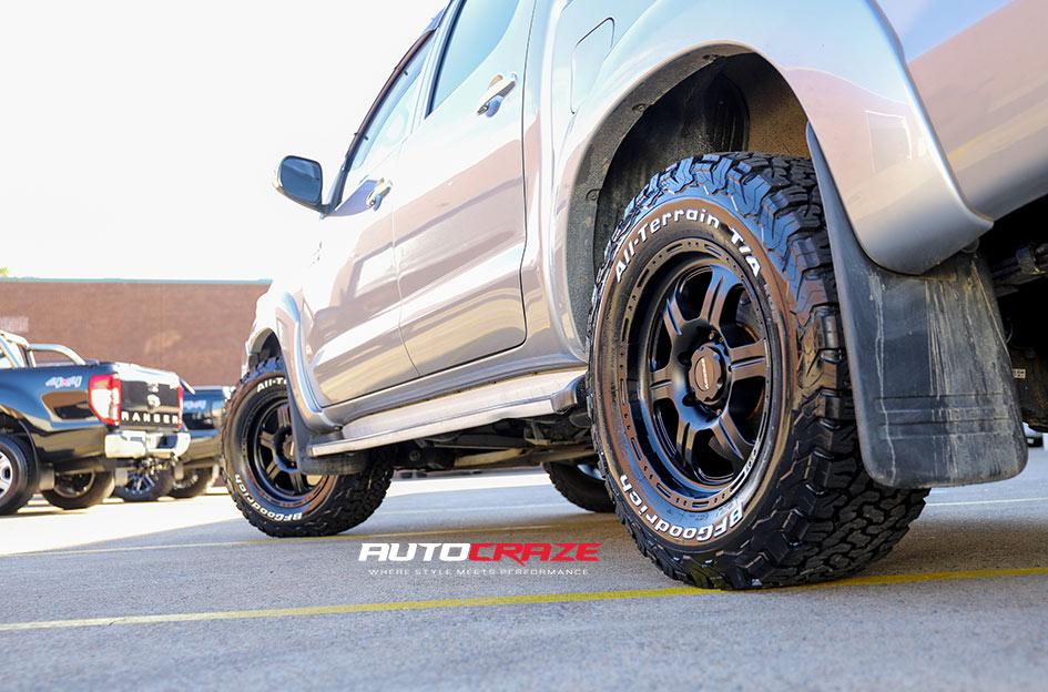 TOYOTA HILUX 4WD BUCKSHOT SATIN BLACK