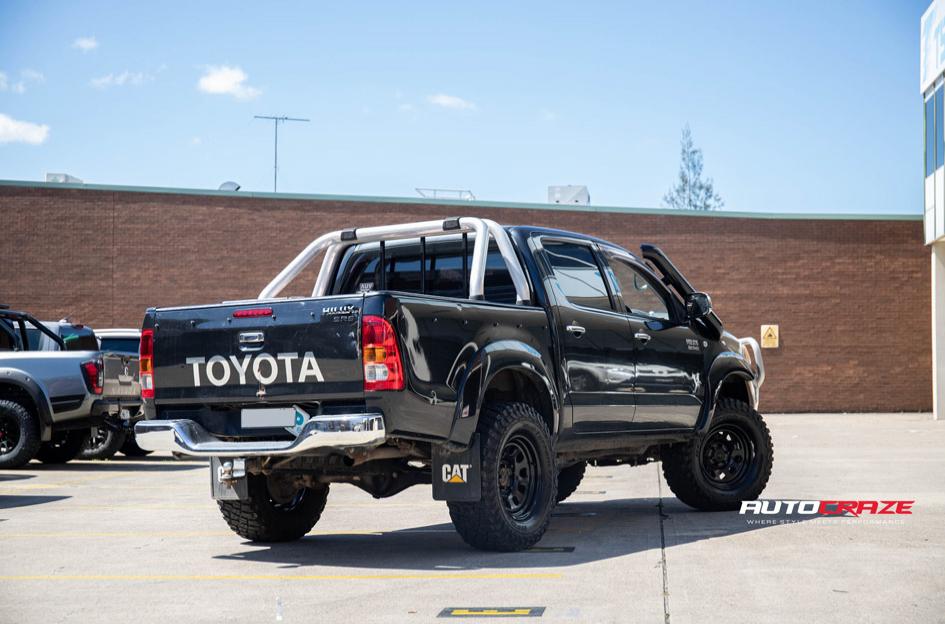 TOYOTA HILUX N70 4WD D HOLE BLACK