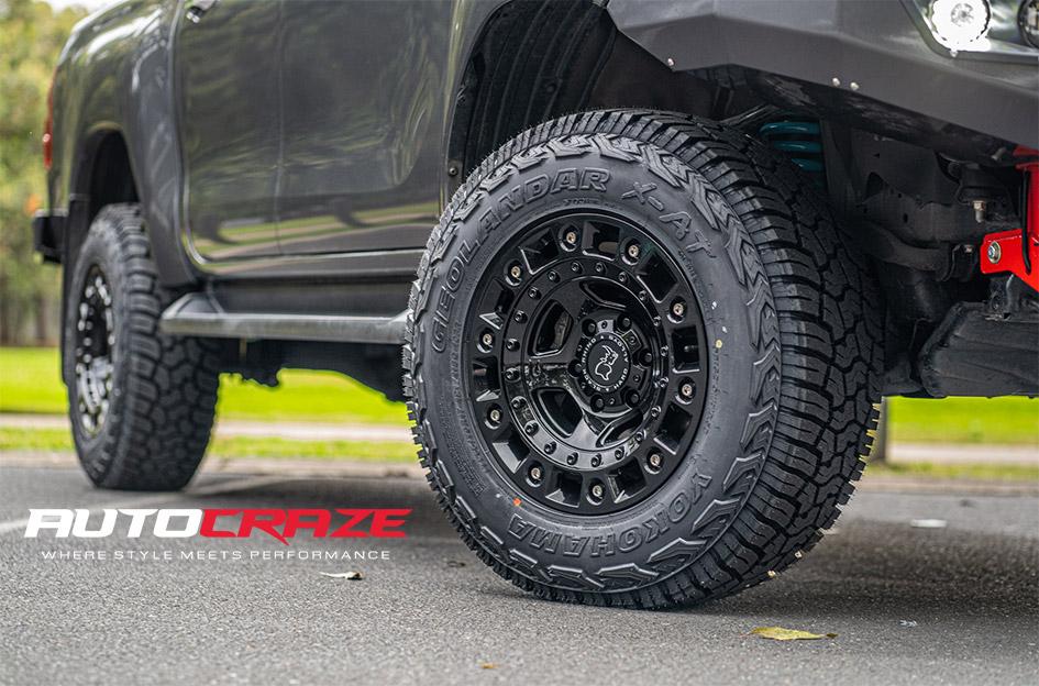 TOYOTA HILUX 4WD CINCO GLOSS BLACK W STAINLESS BOLTS