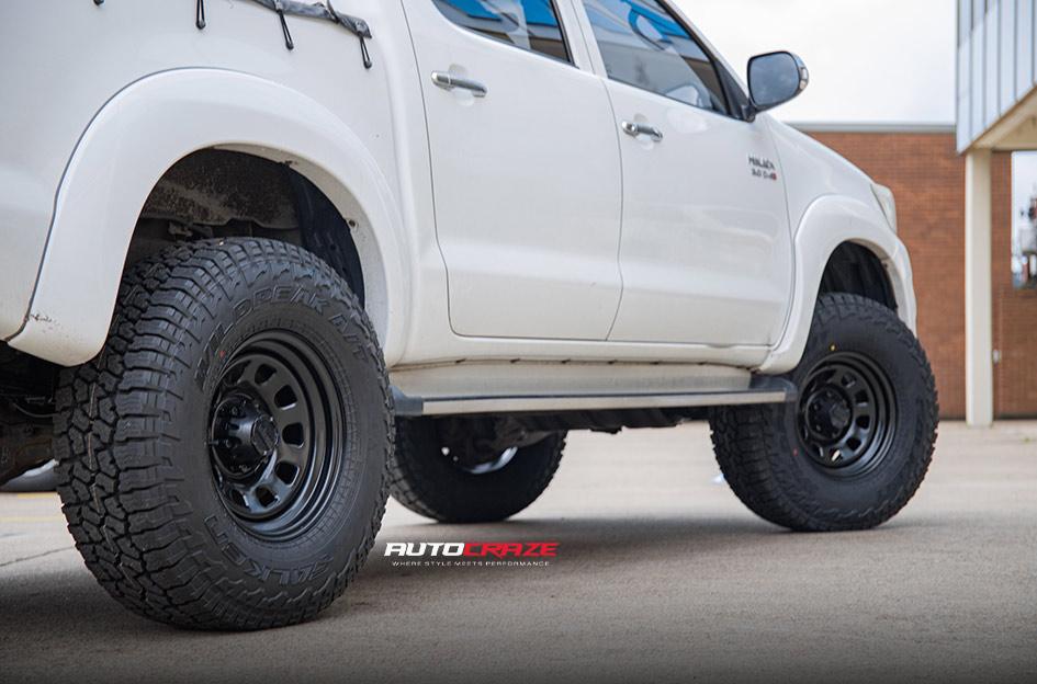 TOYOTA HILUX N70 4WD D HOLE BLACK