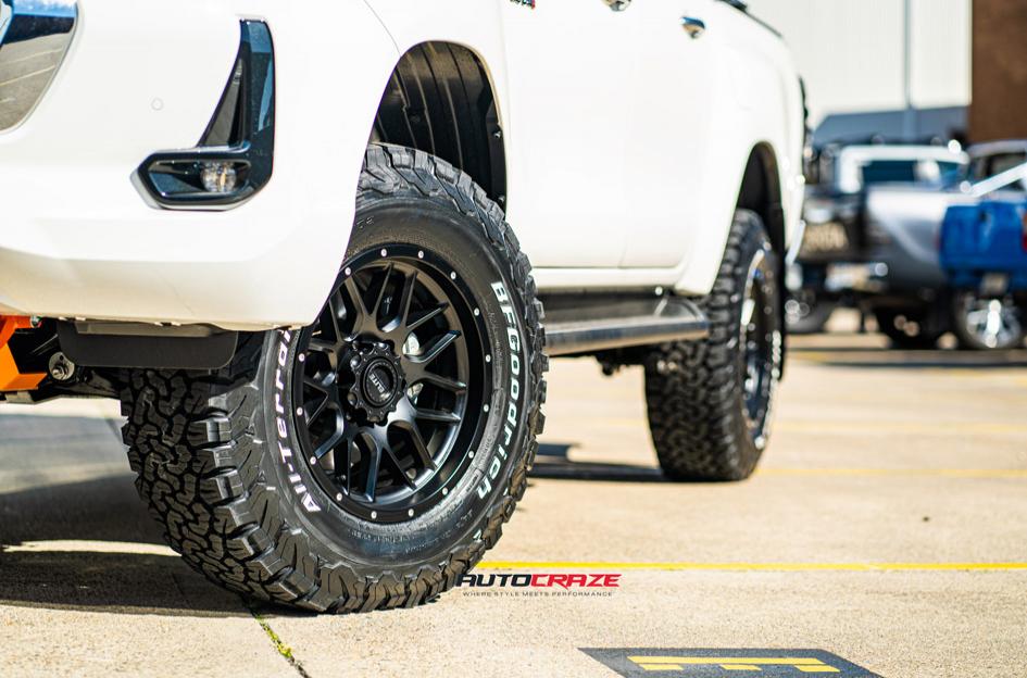 TOYOTA HILUX 4WD CHAOS SATIN BLACK