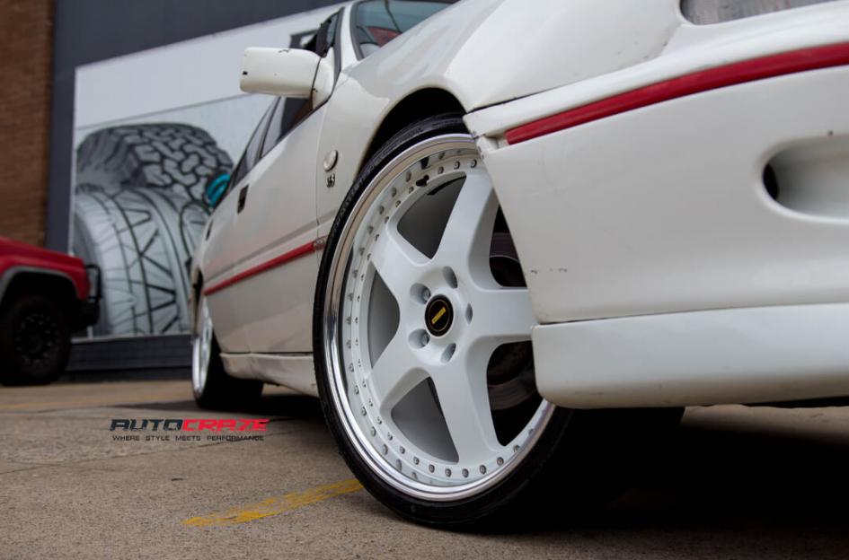 HOLDEN-COMMODORE-FR-WHITE-POLISH-LIP