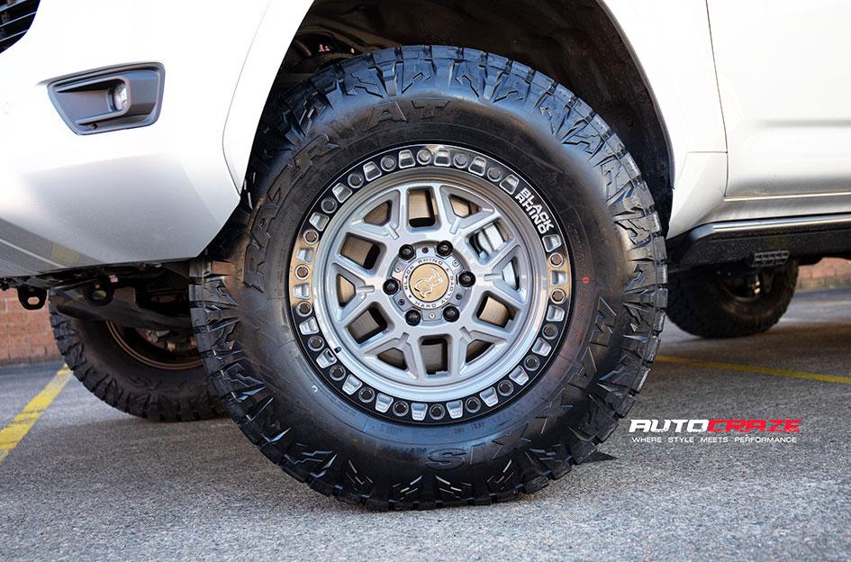 TOYOTA 300 SERIES LANDCRUISER KELSO BATTLESHIP GREY W BLACK LIP EDGE BLACK BOLTS