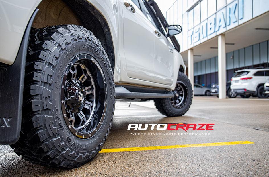 TOYOTA HILUX 4WD CRUSH GLOSS BLACK DOUBLE DARK TINT