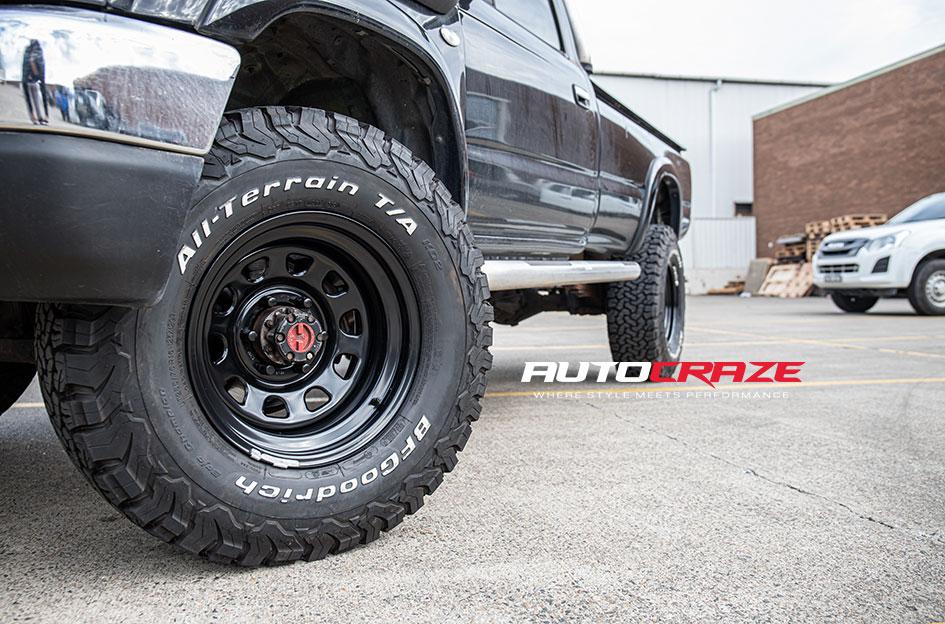 TOYOTA HILUX N70 4WD D HOLE BLACK