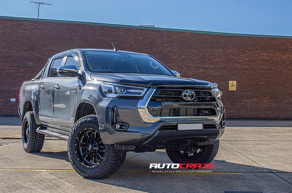 TOYOTA HILUX 4WD MO962 GLOSS BLACK MILLED ACCENTS