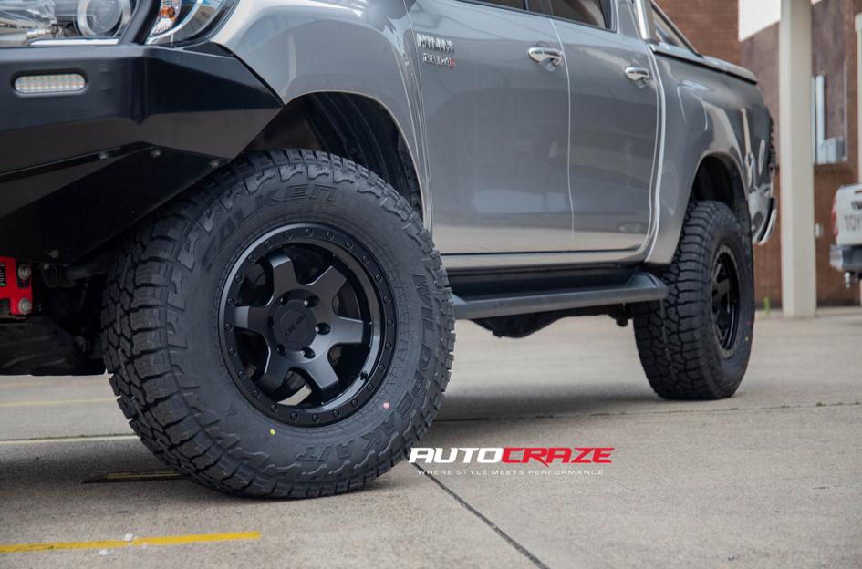 TOYOTA HILUX N80 4WD SIX MATTE BLACK