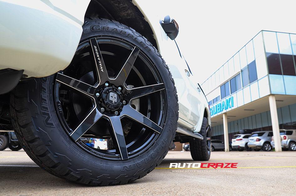 MITSUBISHI TRITON AVALANCHE GLOSS BLACK MILLED ACCENTS