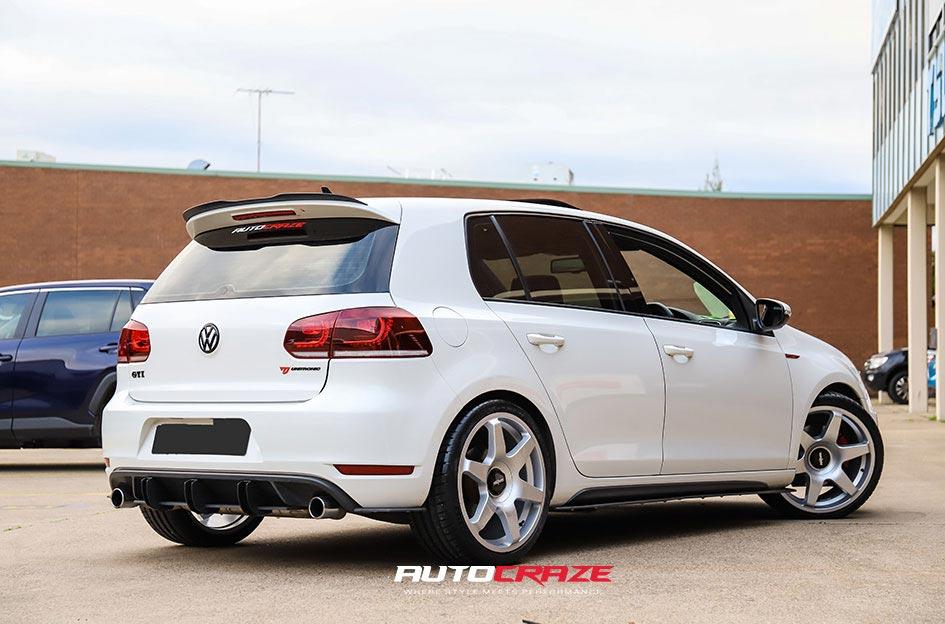 VOLKSWAGEN-GOLF-SIX-SILVER
