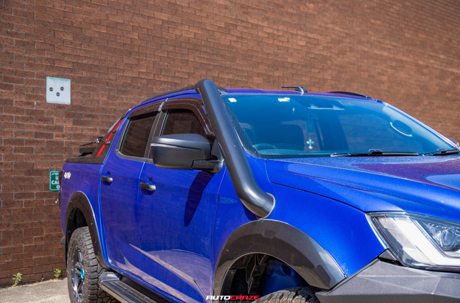 ISUZU D-MAX NOMAD N232 GLOSS BLACK DARK TINT