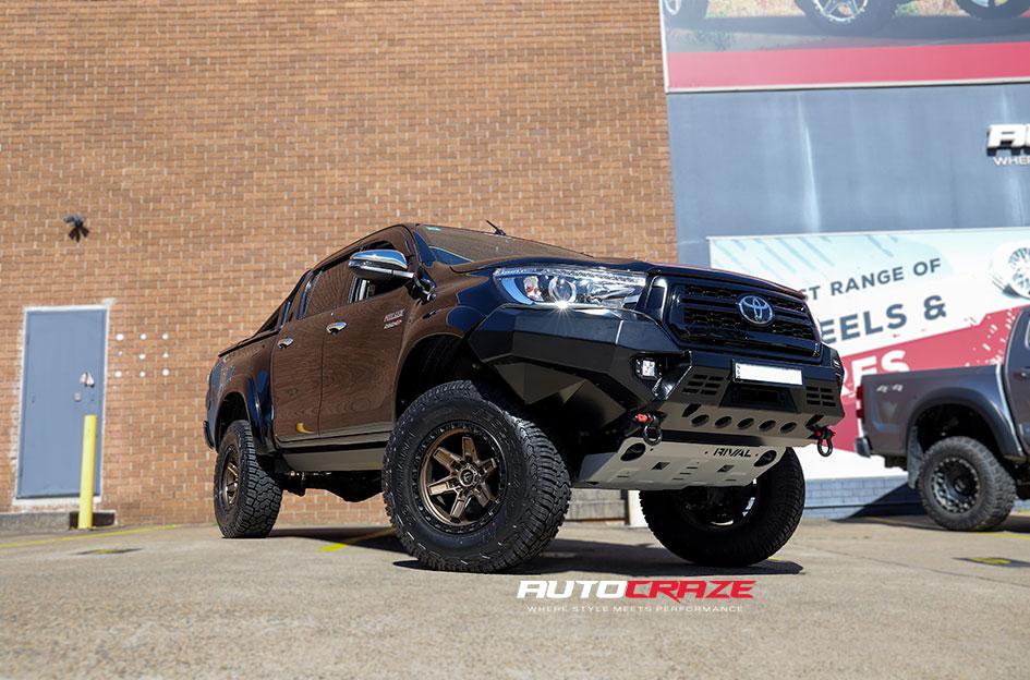 TOYOTA HILUX 4WD KICKER BRONZE CENTER BLACK LIP