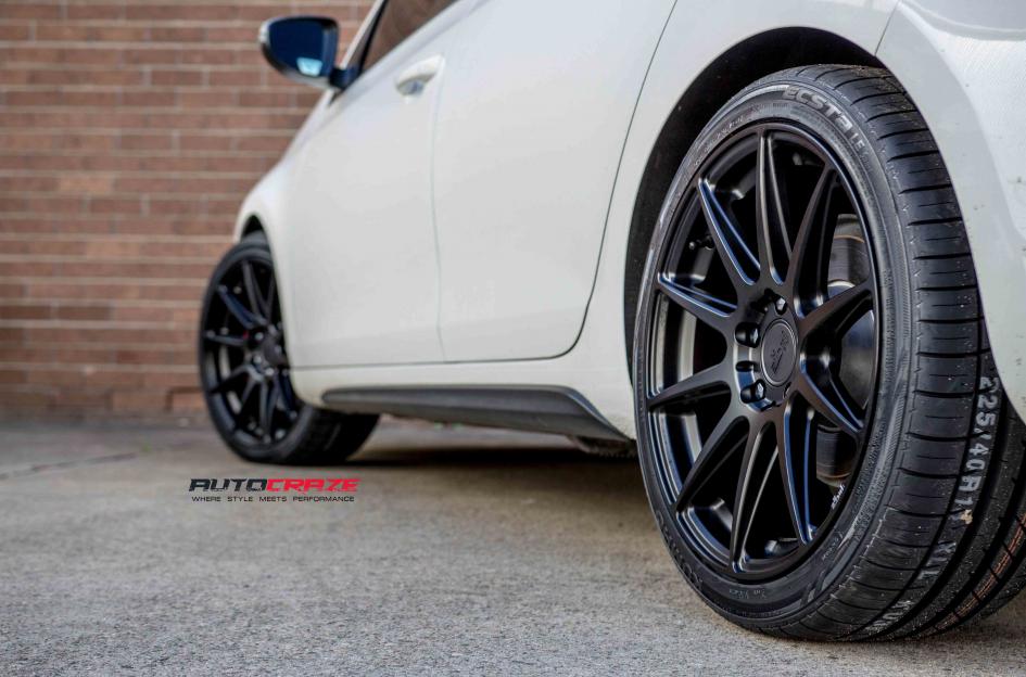 VOLKSWAGEN GOLF ESSEN SATIN BLACK