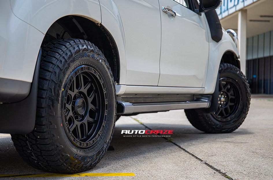 ISUZU MU X KM544 MESA SATIN BLACK GLOSS BLACK LIP