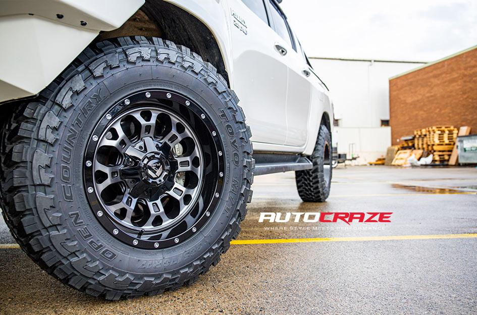 TOYOTA HILUX 4WD CRUSH GLOSS BLACK DOUBLE DARK TINT
