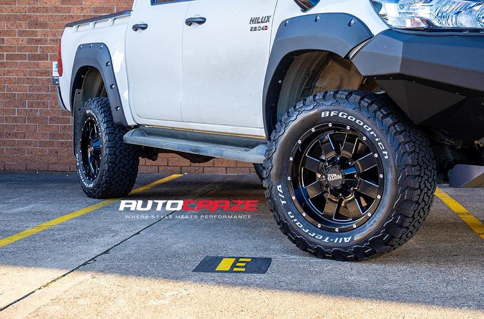 TOYOTA HILUX 4WD MO962 GLOSS BLACK MILLED ACCENTS