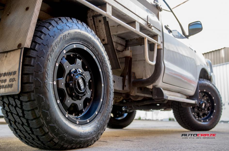 TOYOTA HILUX N70 4WD GD01 BLACK WITH CHROME INSERTS