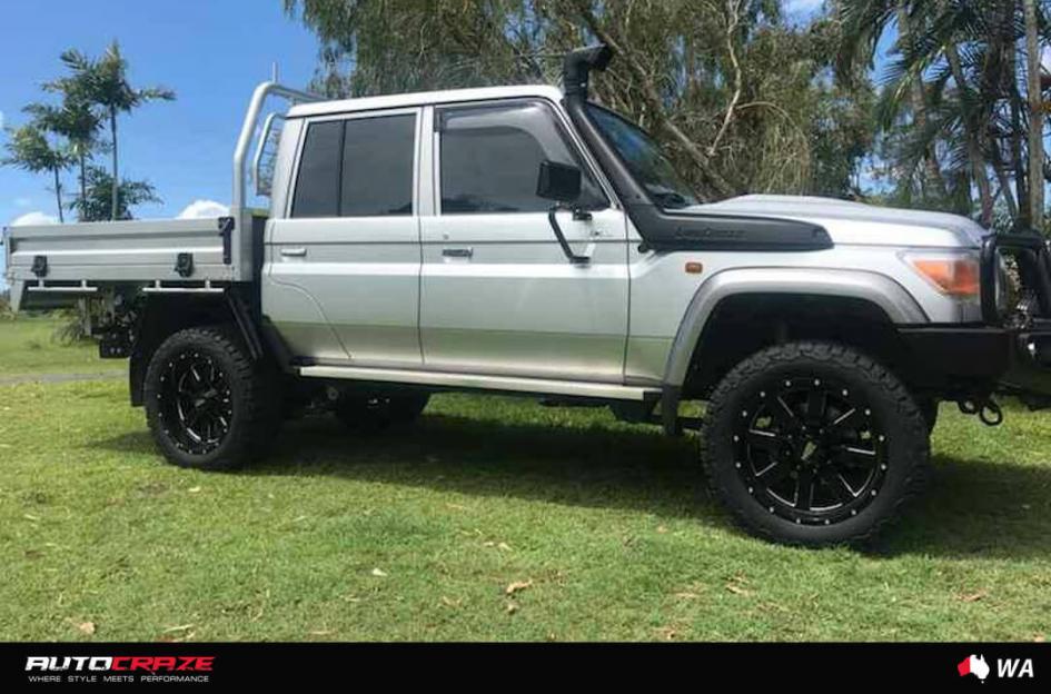 TOYOTA LANDCRUSIER MO962 GLOSS BLACK